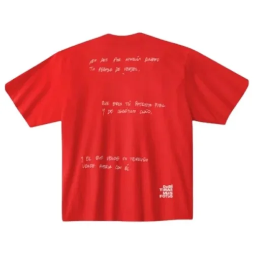 Back of red Bad Bunny T-shirt with handwritten Virgilio Davila poem excerpt and Debi Tirar Mas Fotos logo